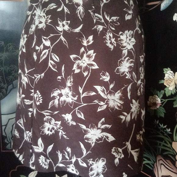 EXPRESS BROWN SKIRT W/WHITE FLORAL DESIGN - Picture 1 of 4
